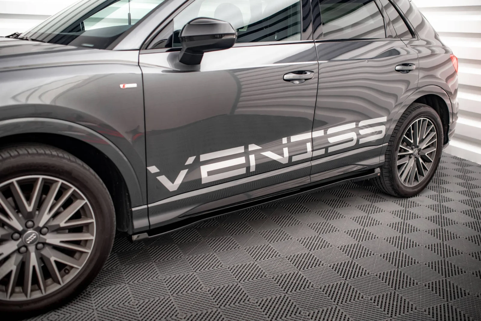 Maxton Seitenschweller-Ansätze V.1 Audi Q3 S line RSQ3 F3 – Schwarz glänzend