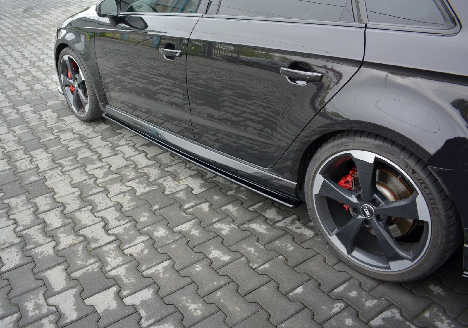Maxton Design Seitenschweller-Ansätze V.1 für Audi RS3 8V FL – Schwarz glänzend