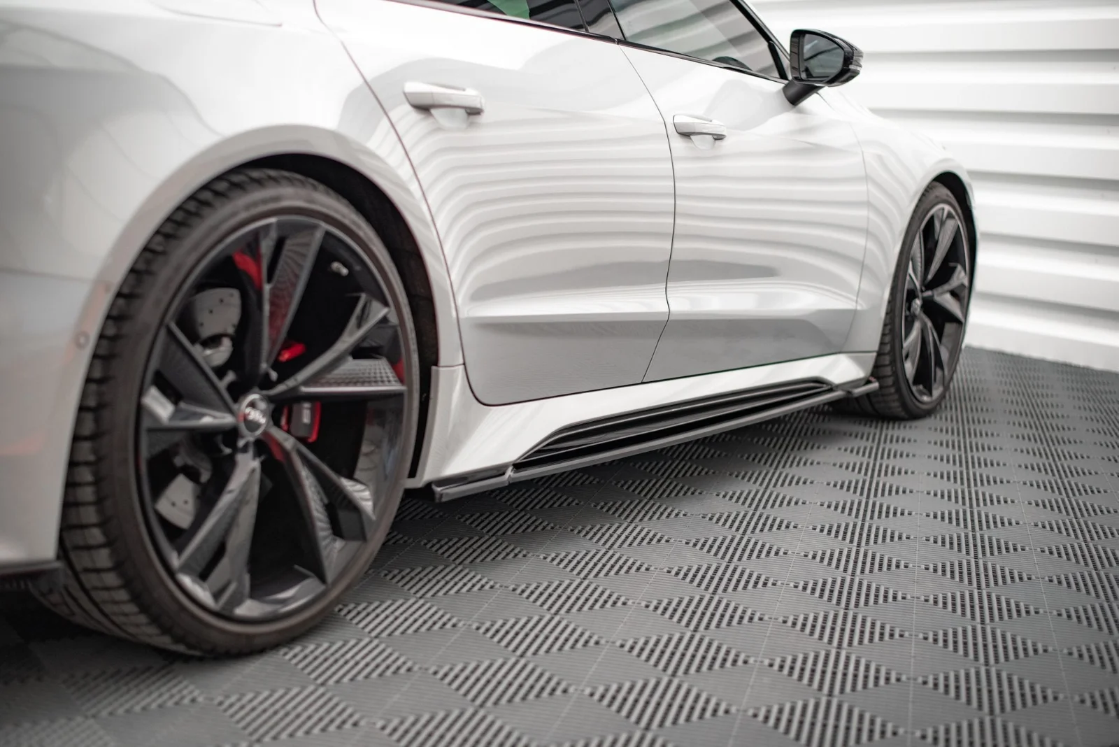 Maxton Seitenschweller-Ansätze V.1 für Audi RS7 C8 RS6 FL – Schwarz glänzend