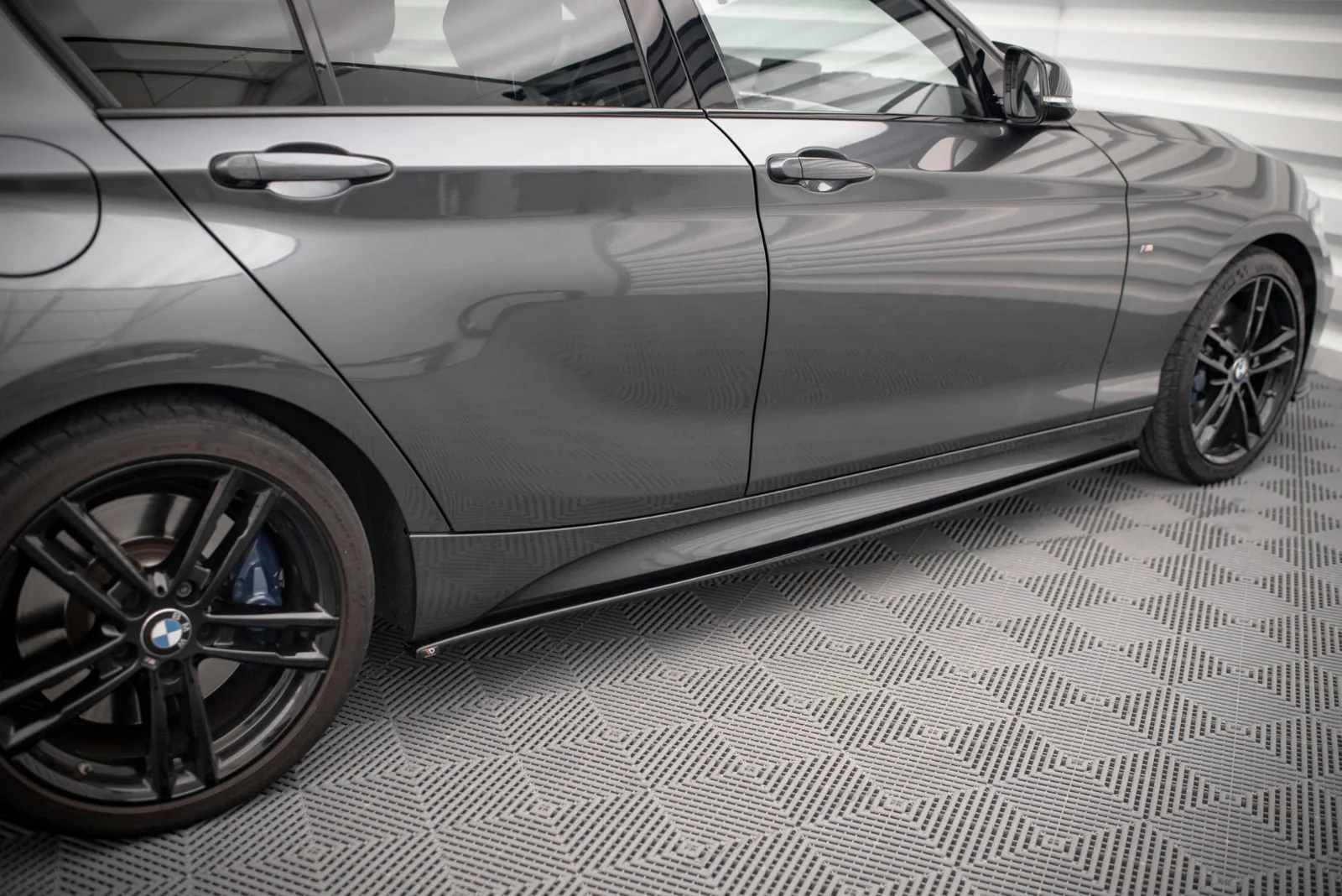 Maxton Seitenschweller-Ansätze V.1 BMW 1er F20 M135i M140i – Schwarz glänzend