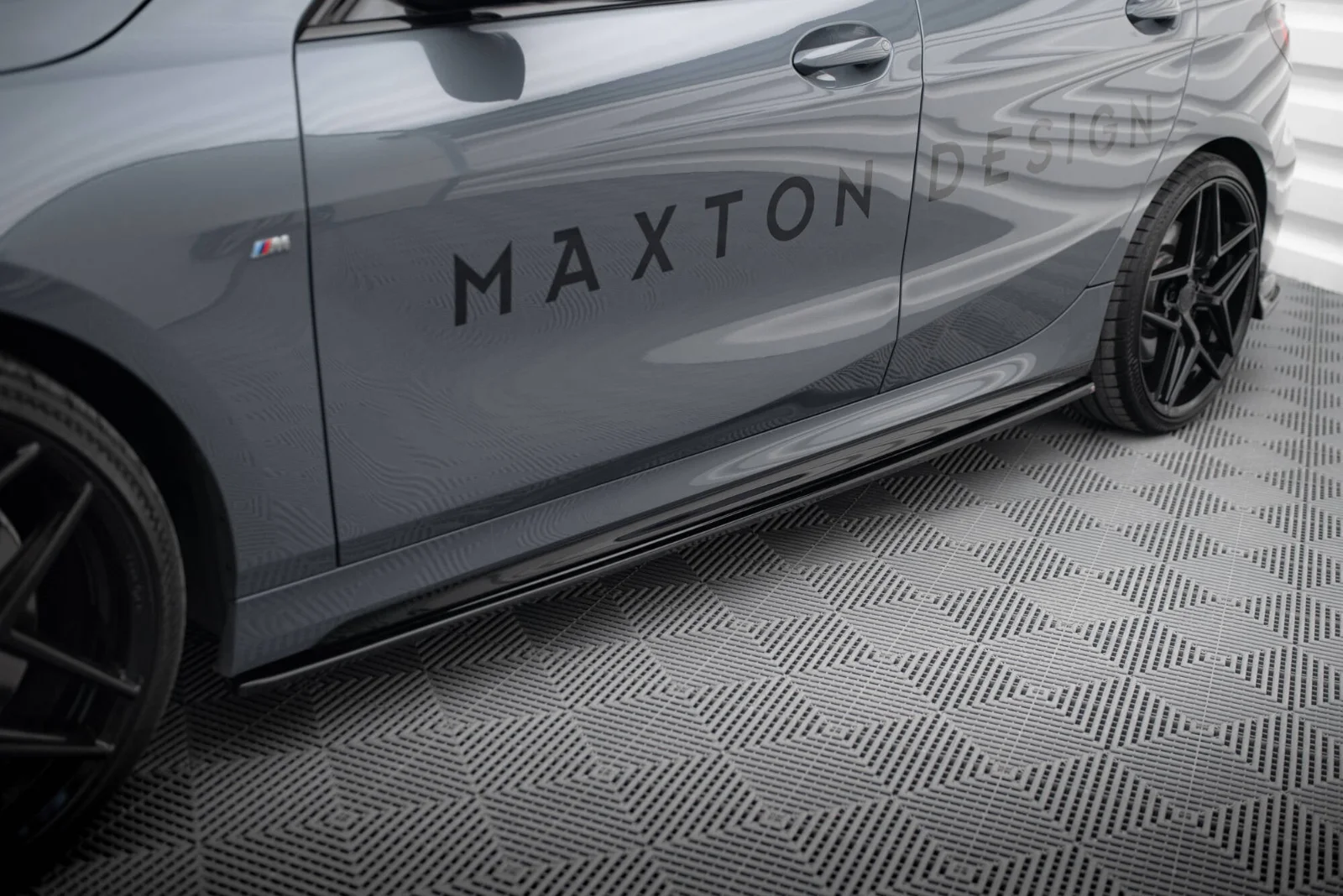 Maxton Seitenschweller-Ansätze V.1 BMW 1er M-Paket M135i – Schwarz glänzend