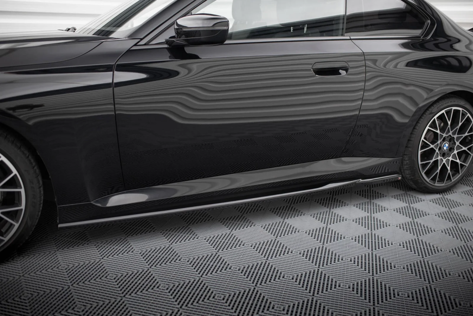 Maxton Design Seitenschweller-Ansätze V.1 für BMW 2er G42 – Schwarz glänzend