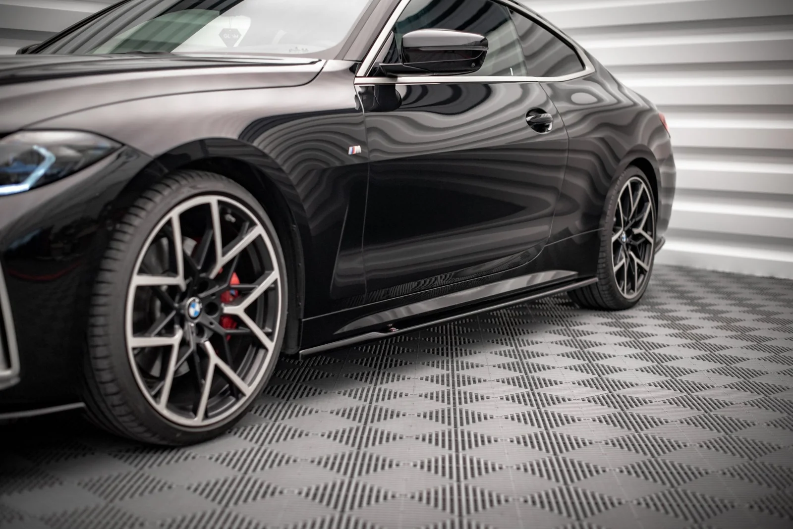 Maxton Seitenschweller-Ansätze V.1 BMW 4er M-Paket M440i G22 – Schwarz glänzend