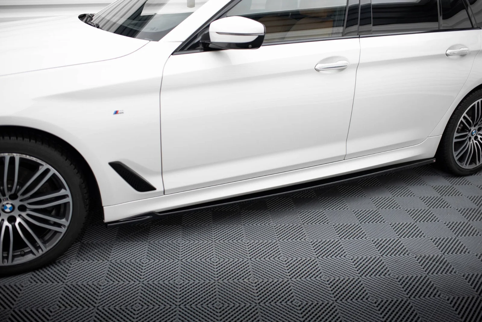 Maxton Seitenschweller-Ansätze V.1 BMW 5er M-Paket G30 G31 – Schwarz glänzend