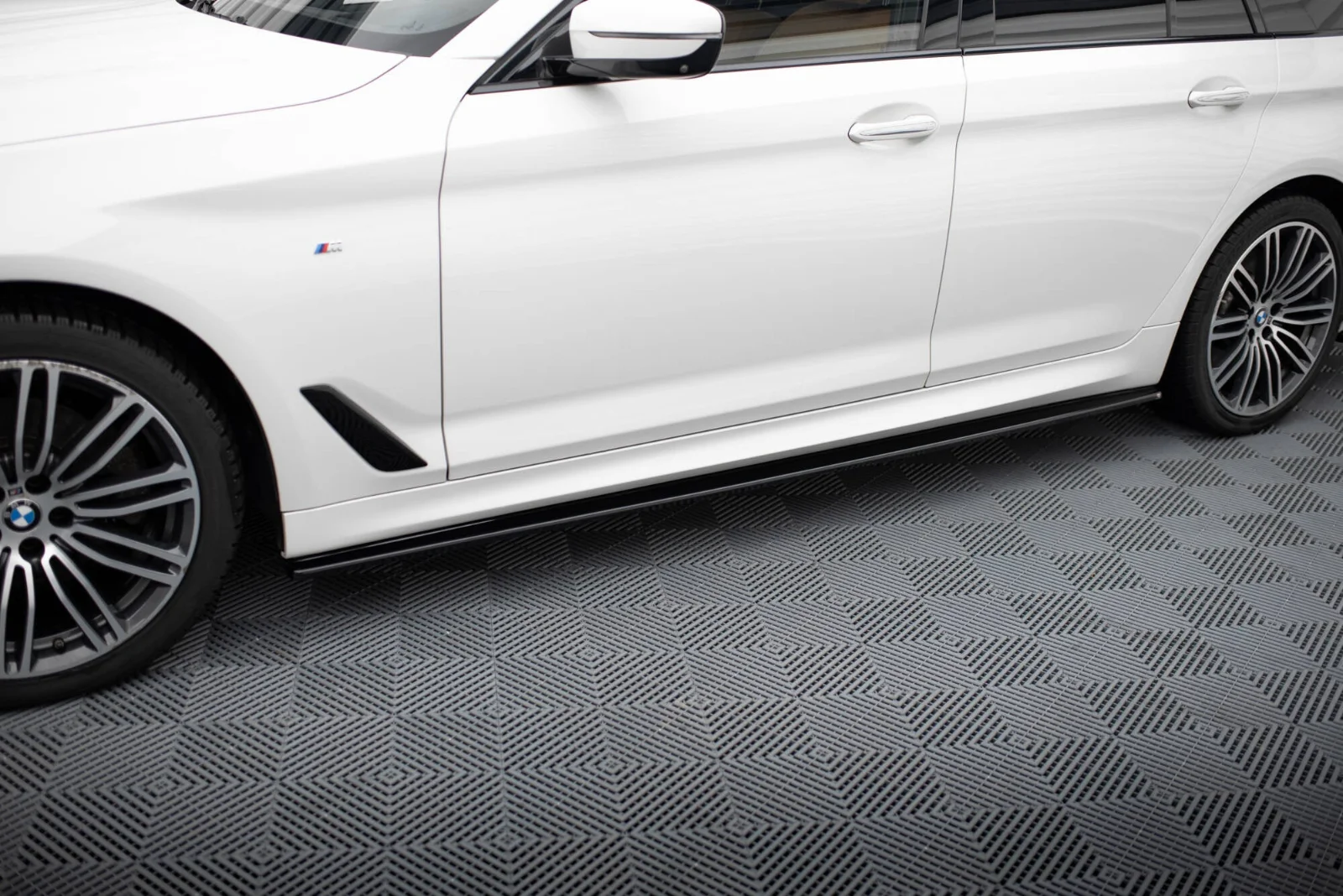 Maxton Seitenschweller-Ansätze V.1 BMW 5er M-Paket M550d G30 – Schwarz glänzend