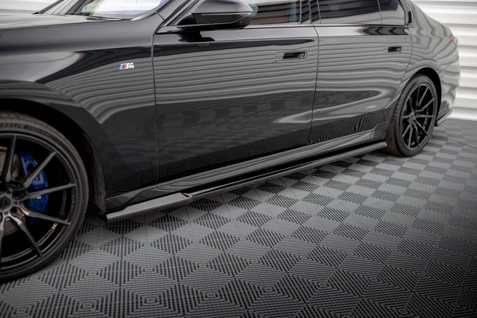 Maxton Seitenschweller-Ansätze V.1 BMW 740d xDrive M-Paket – Schwarz glänzend