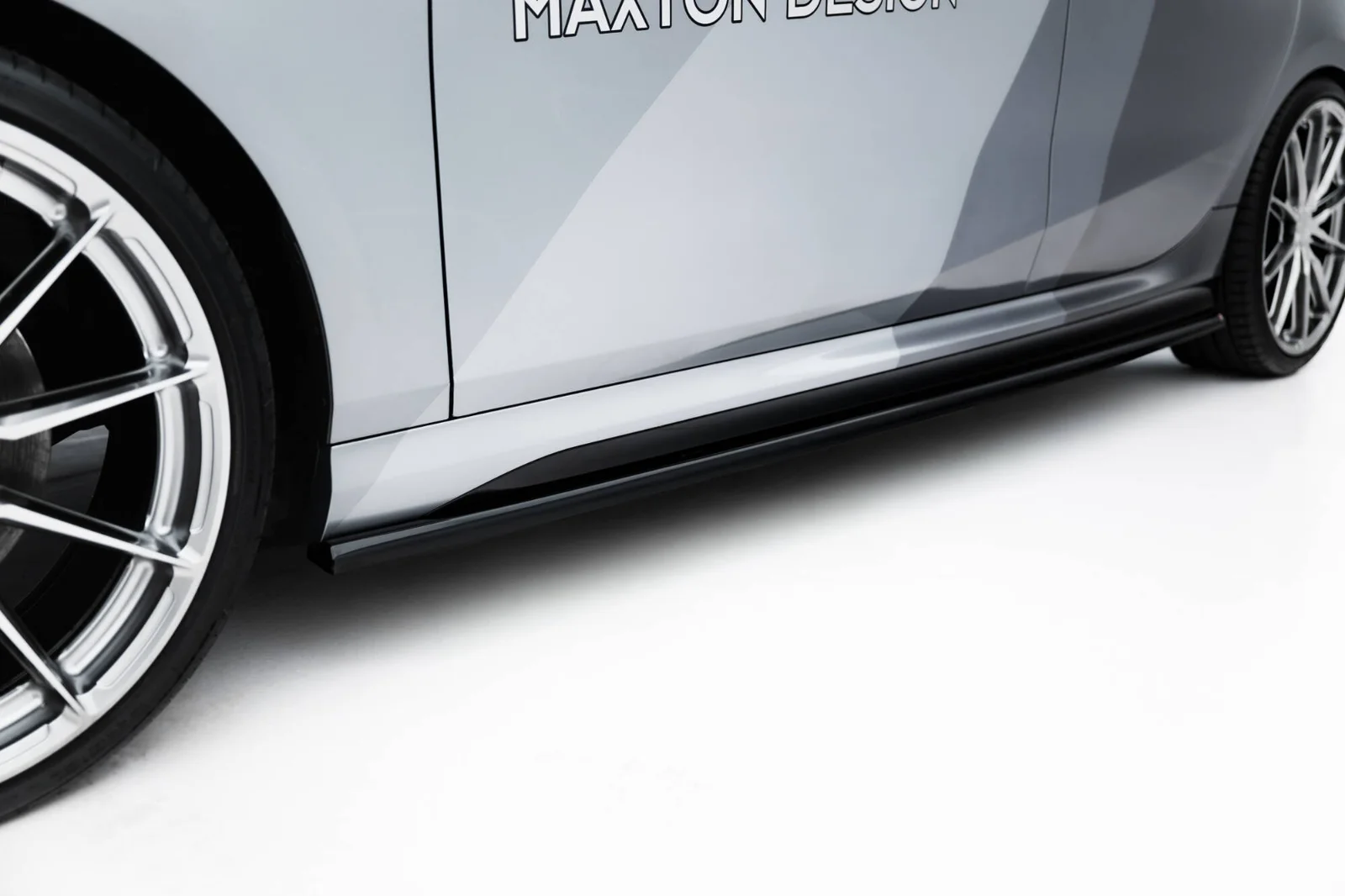 Maxton Seitenschweller-Ansätze V.1 BMW M135i F70 1er M-Paket – Schwarz glänzend