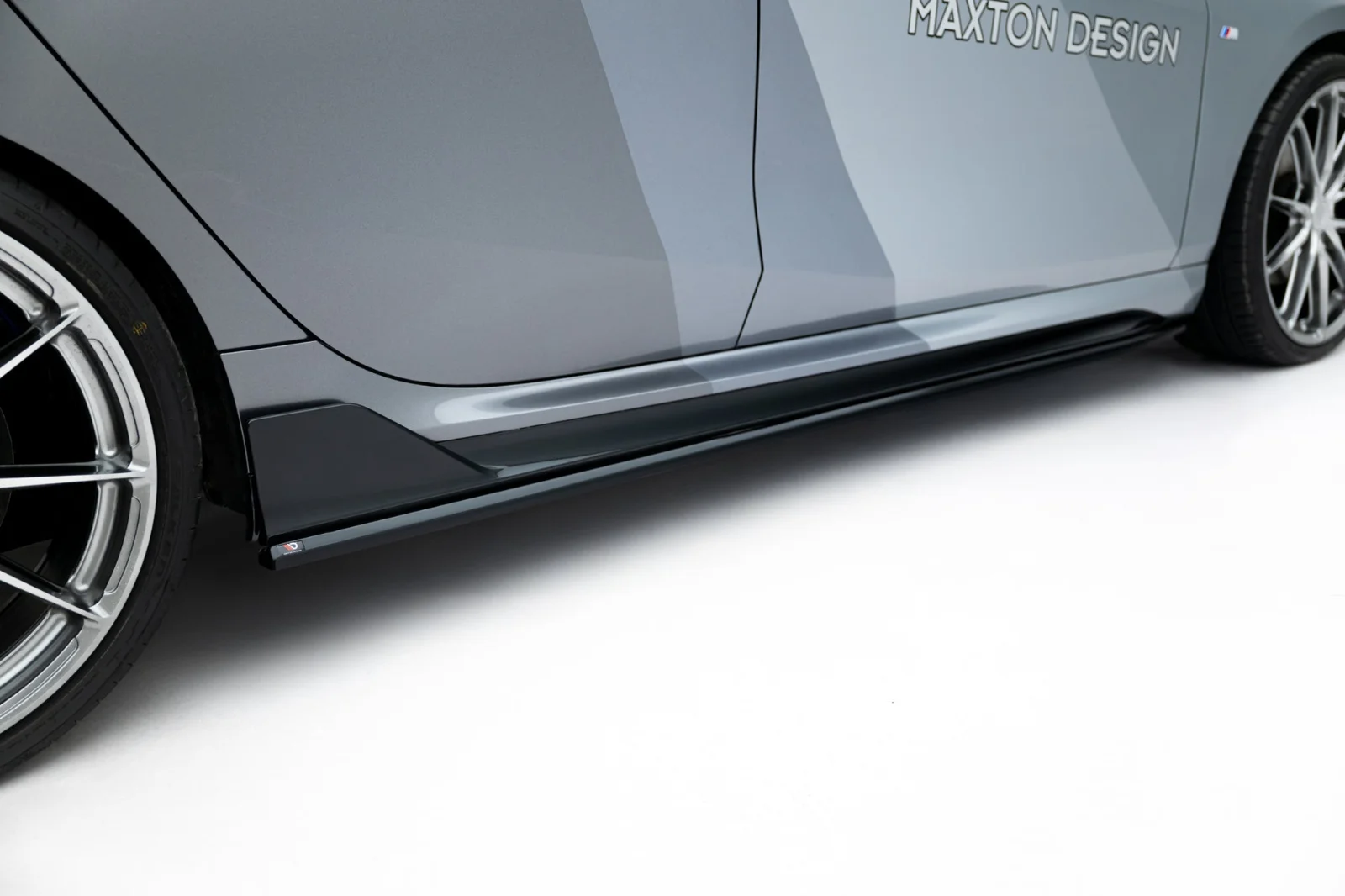 Maxton Seitenschweller-Ansätze V.1 BMW M135i M Performance – Schwarz glänzend