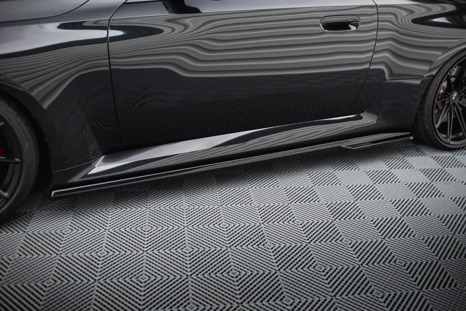 Maxton Design Seitenschweller-Ansätze V.1 für BMW M2 G87 – Schwarz glänzend