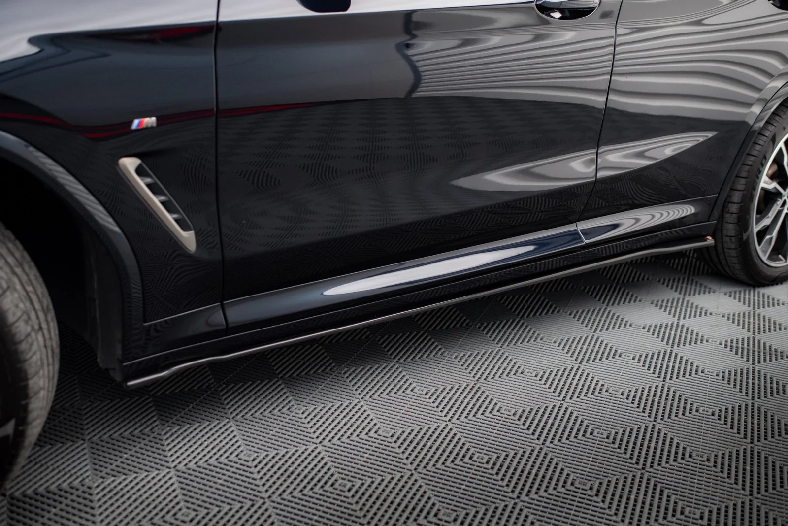 Maxton Seitenschweller-Ansätze V.1 für BMW X4 M-Paket G02 – Schwarz glänzend