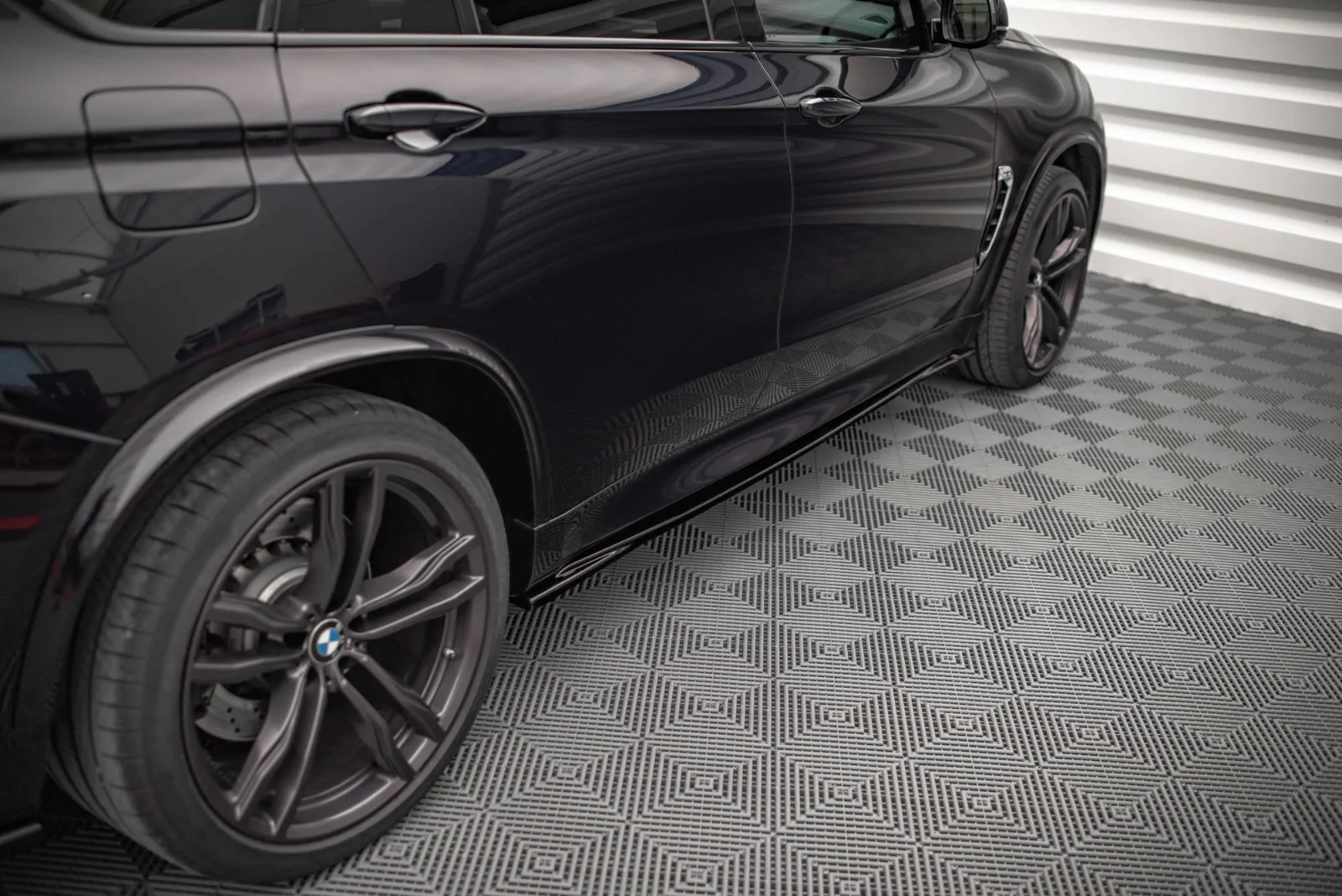 Maxton Design Seitenschweller-Ansätze V.1 für BMW X5 M F85 – Schwarz glänzend
