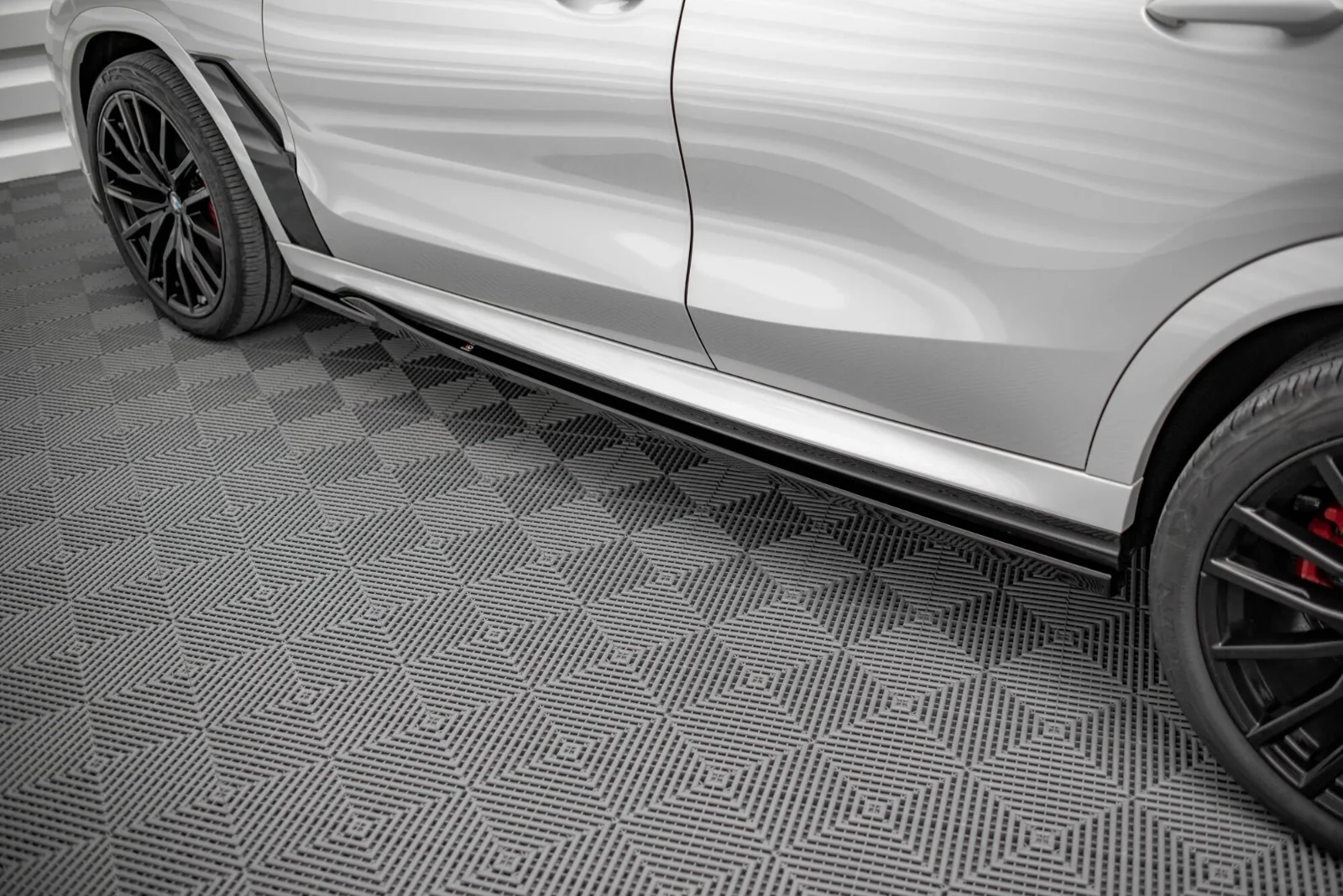 Maxton Seitenschweller-Ansätze V.1 BMW X6 M F96 M-Paket G06 – Schwarz glänzend