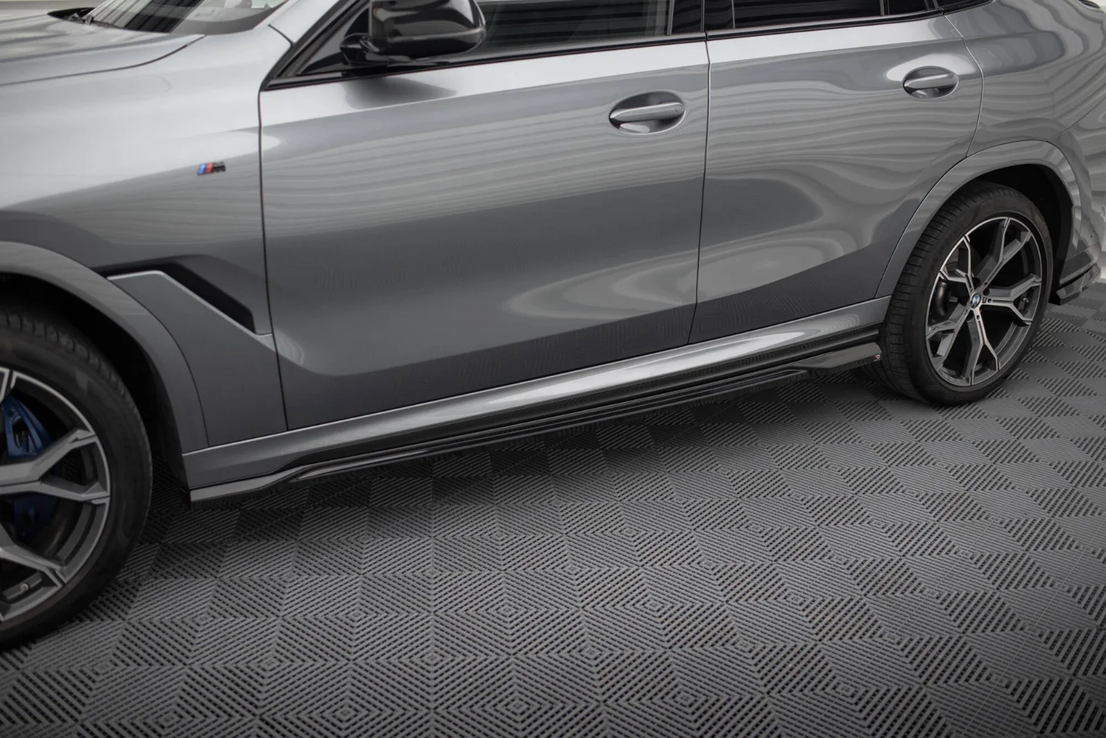 Maxton Seitenschweller-Ansätze V.1 für BMW X6 M-Paket G06 FL – Schwarz glänzend