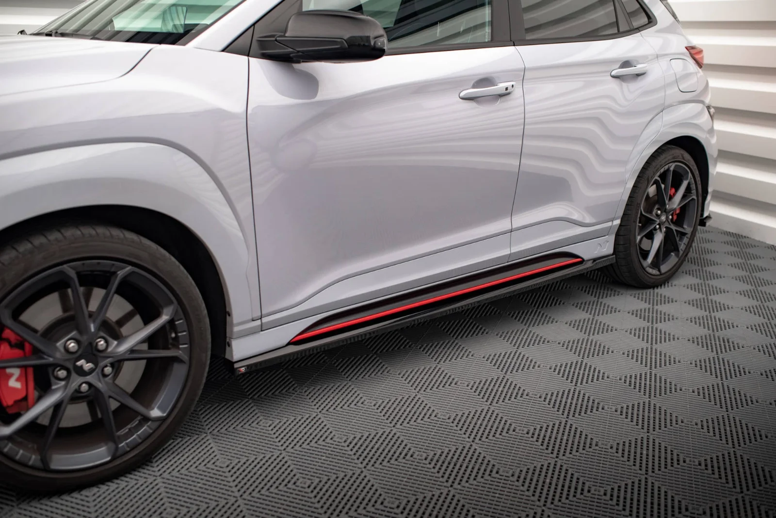 Maxton Seitenschweller-Ansätze V.1 für Hyundai Kona N Mk1 – Schwarz glänzend – HY-KO-1-N-SD1G