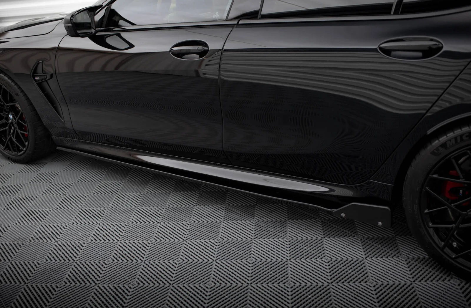 Maxton Seitenschweller-Ansätze V.1 BMW M8 F93 8 M-Paket G16 – Schwarz glänzend