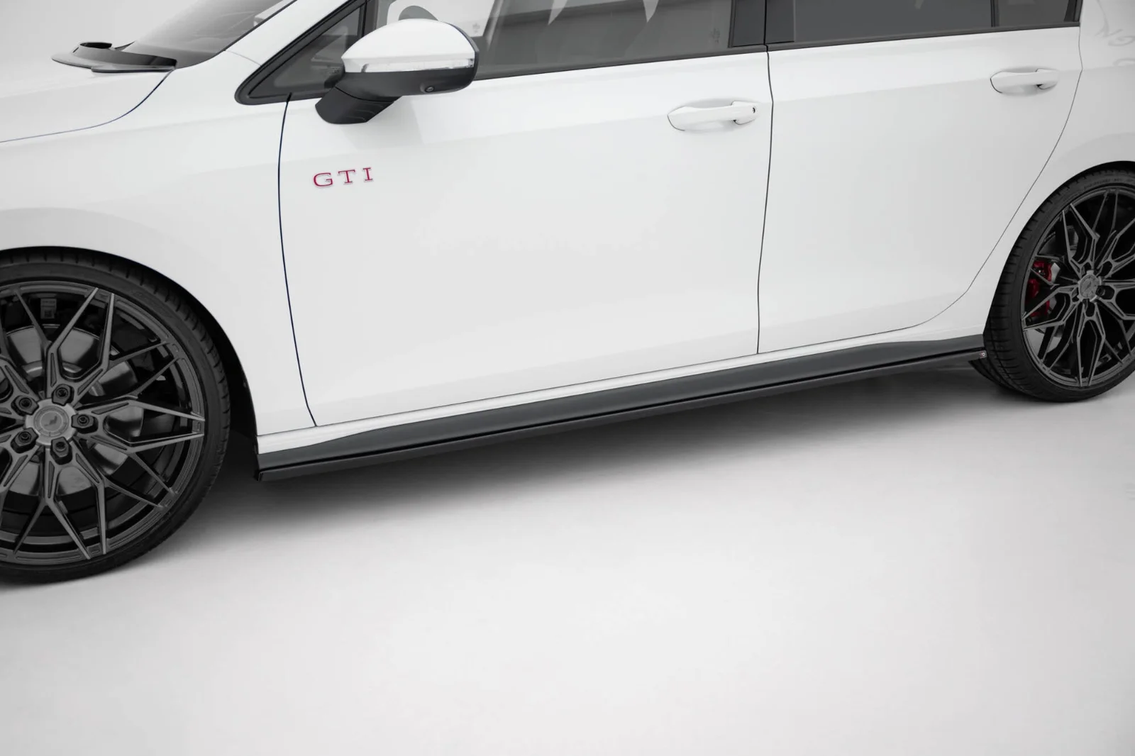 Maxton Seitenschweller-Ansätze V.1 VW Golf 8 GTI GTE – Schwarz glänzend