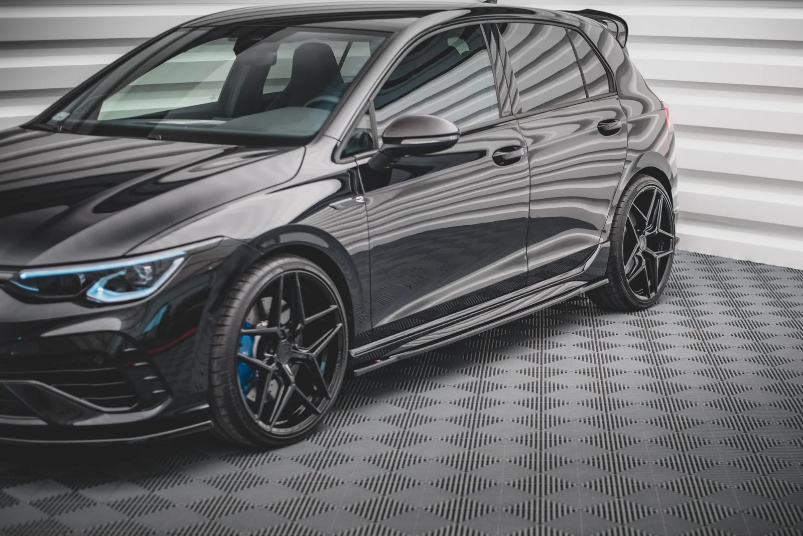 Maxton Design Seitenschweller-Ansätze V.1 für VW Golf 8 R FL – Schwarz glänzend