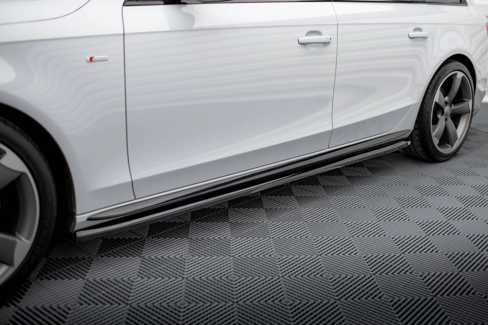 Maxton Seitenschweller-Ansätze V.2 für Audi A4 S line S4 B8 – Schwarz glänzend