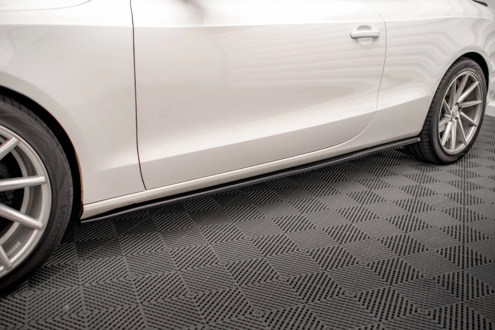 Maxton Seitenschweller-Ansätze V.2 für Audi A5 S line S5 8T – Schwarz glänzend