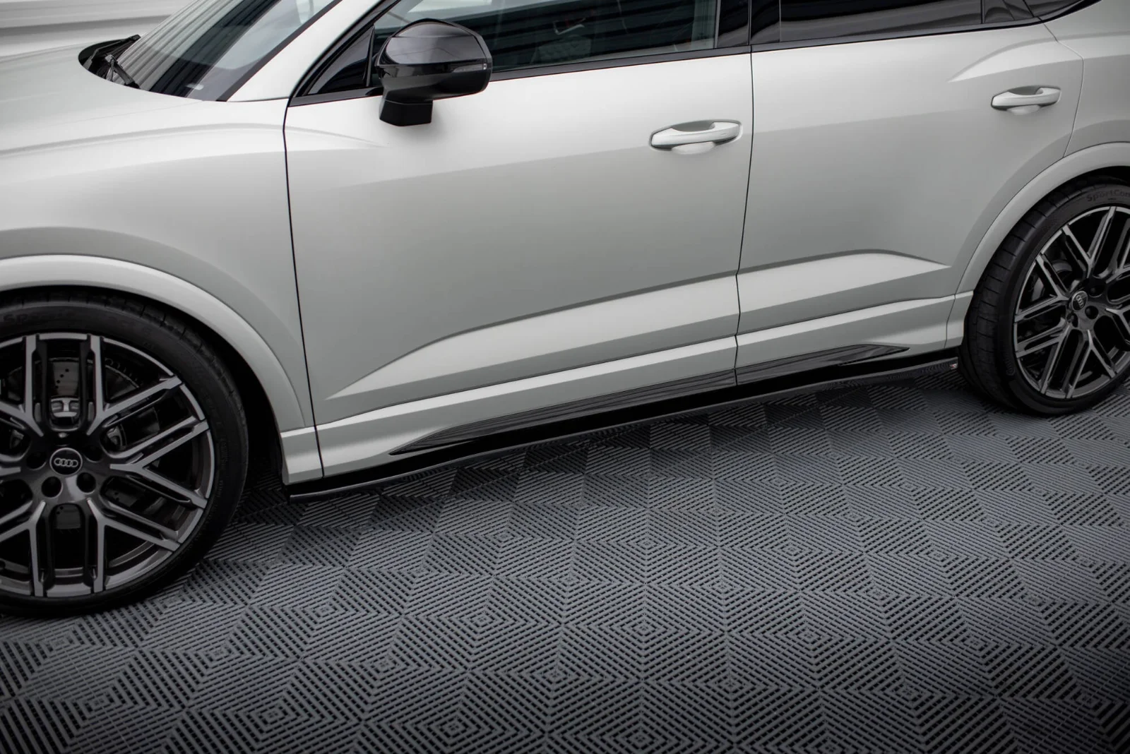 Maxton Seitenschweller-Ansätze V.2 Audi Q3 S line RSQ3 SUV – Schwarz glänzend