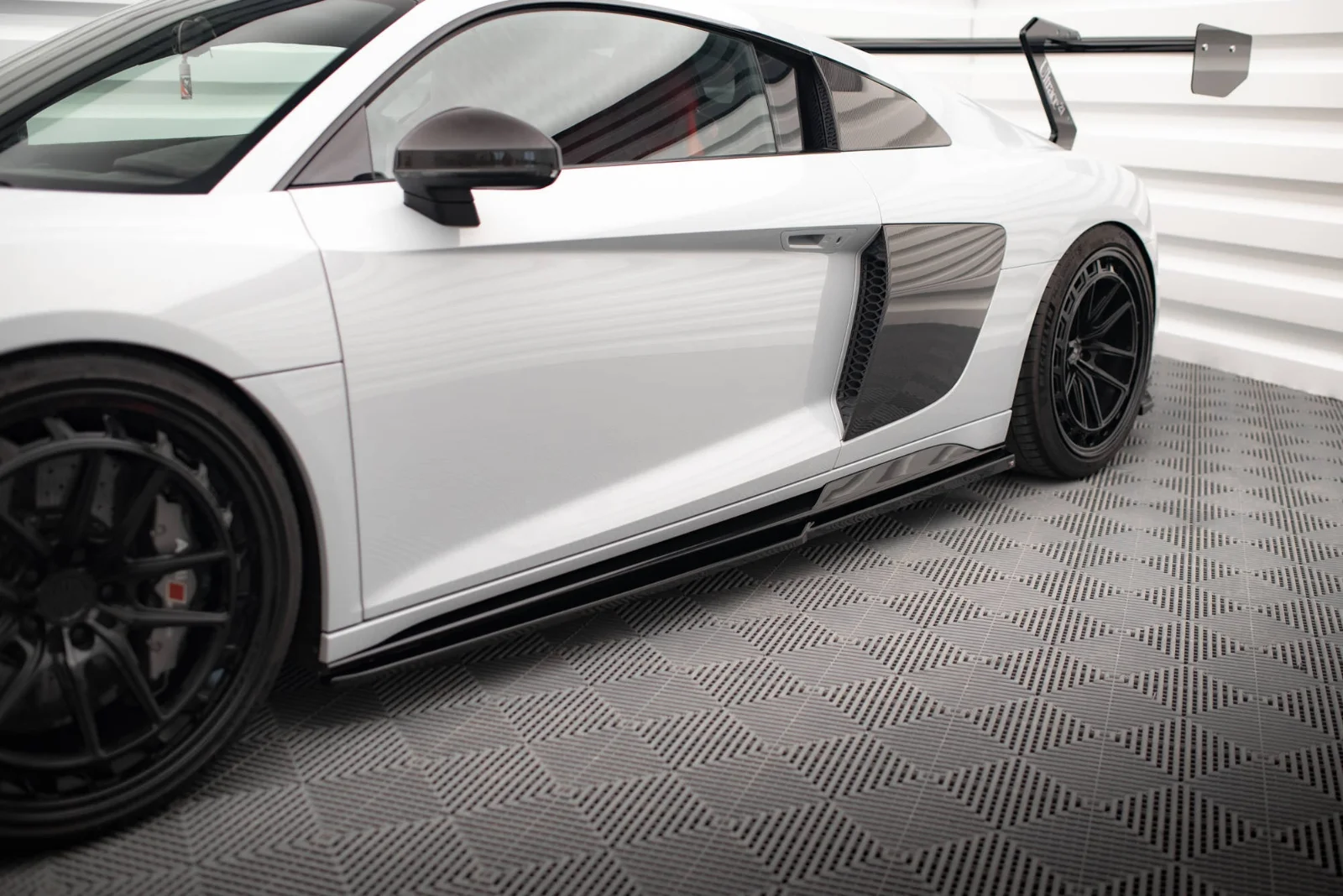 Maxton Design Seitenschweller-Ansätze V.2 für Audi R8 Mk2 FL – Schwarz glänzend – AU-R8-2F-SD3G