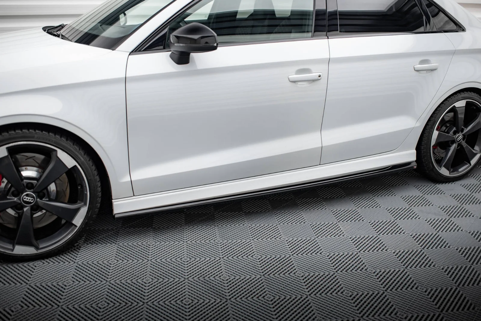 Maxton Design Seitenschweller-Ansätze V.2 für Audi RS3 8V FL – Schwarz glänzend – AU-RS3-8VF-S-SD2G