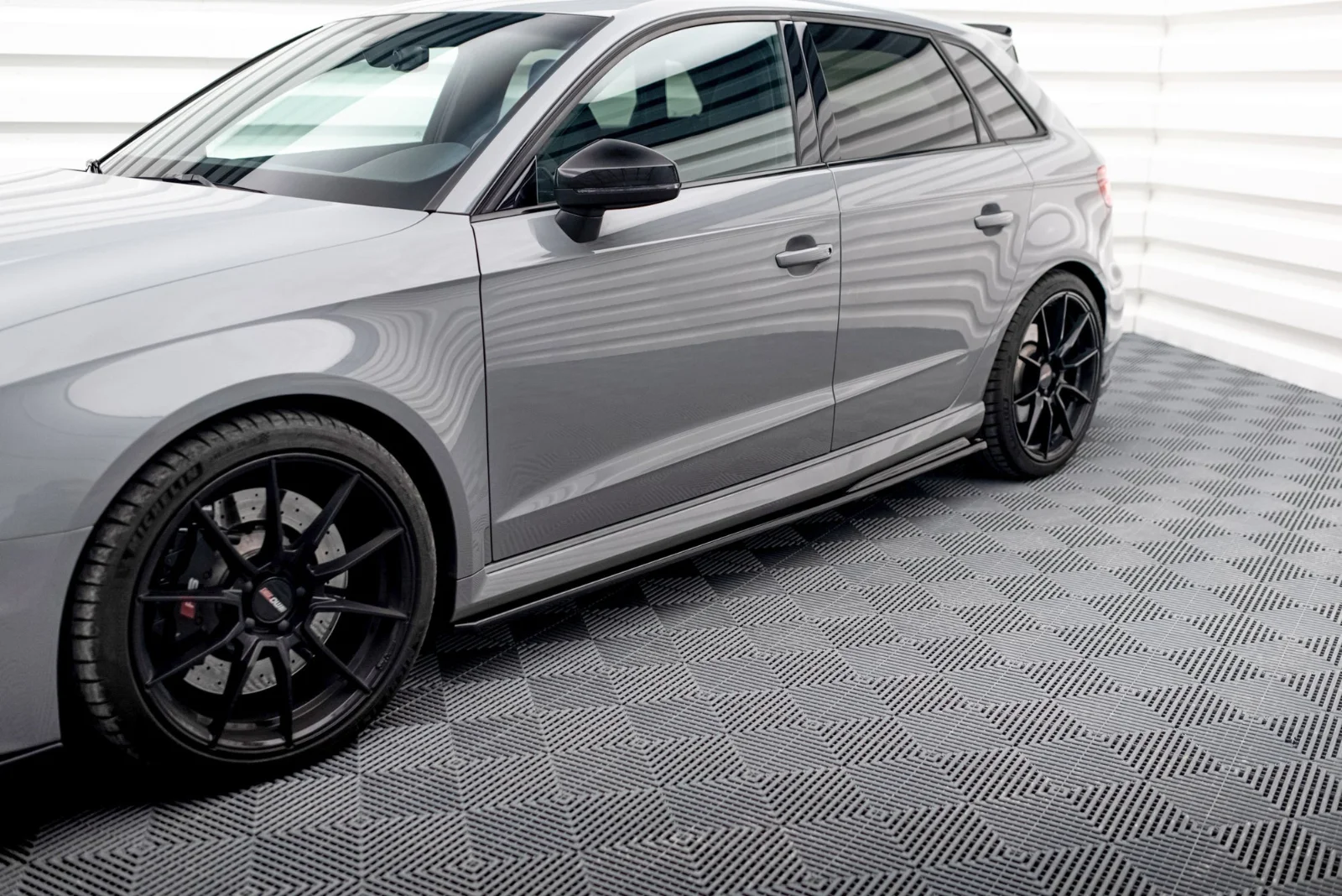 Maxton Design Seitenschweller-Ansätze V.2 für Audi RS3 8V FL – Schwarz glänzend – AU-RS3-8VF-SD2G