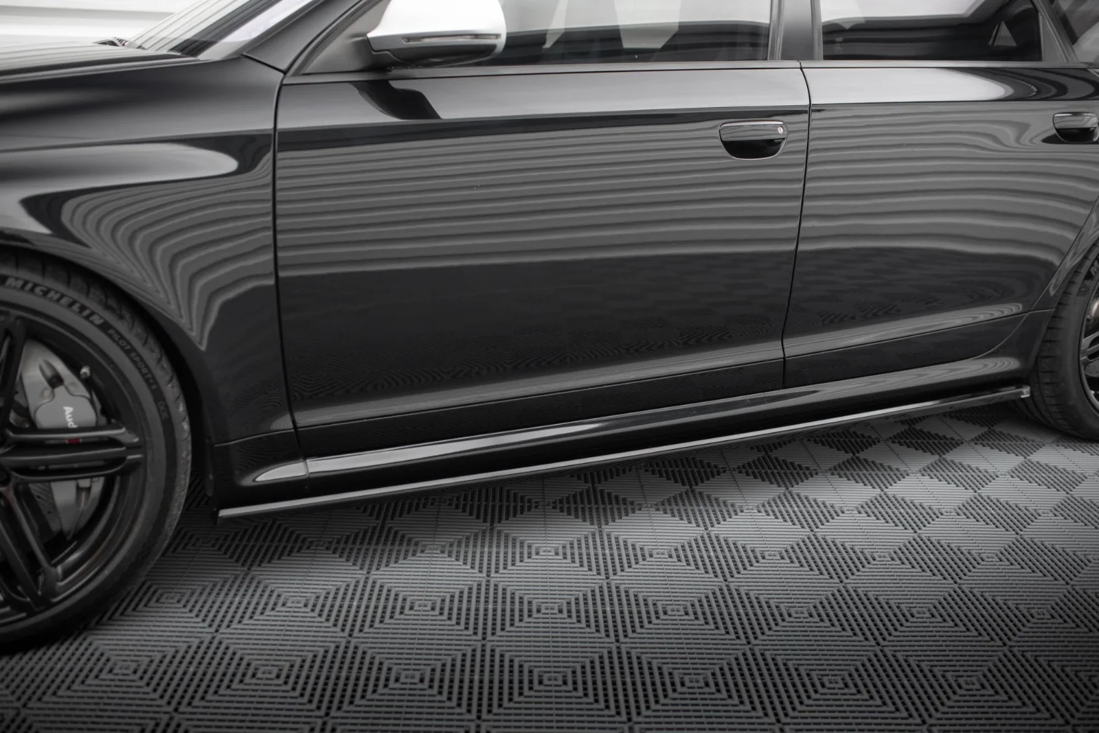 Maxton Design Seitenschweller-Ansätze V.2 für Audi RS6 C6 – Schwarz glänzend