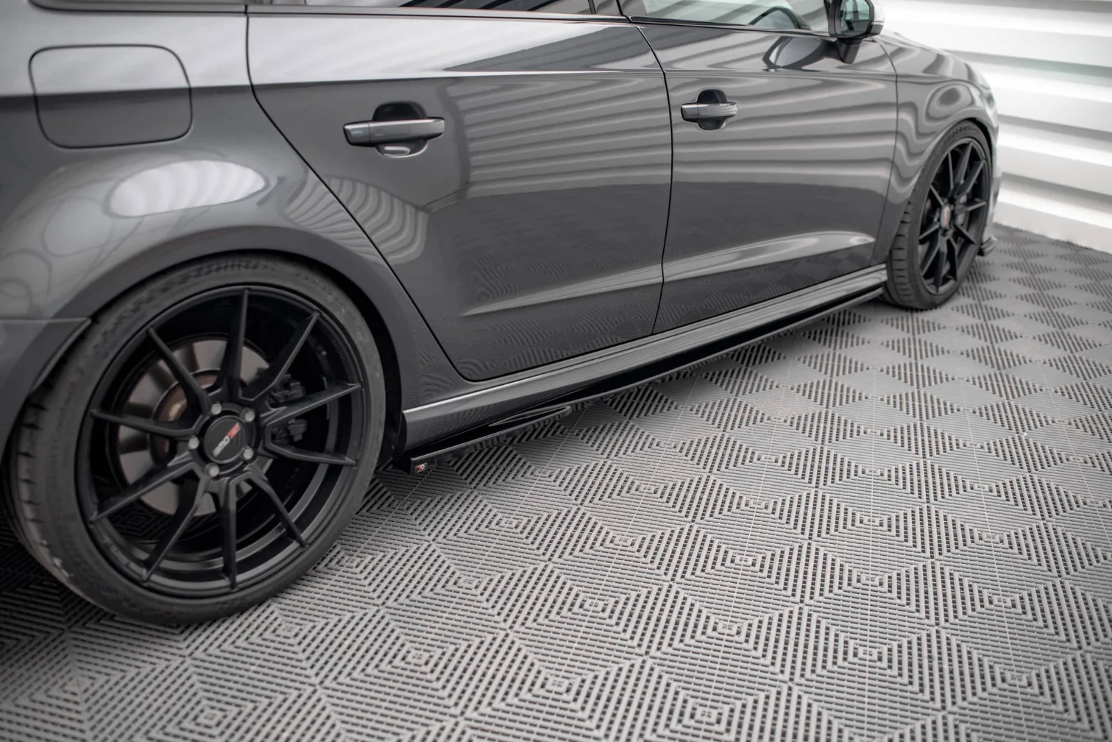Maxton Seitenschweller-Ansätze V.2 Audi S3 A3 S line 8V FL – Schwarz glänzend – AU-S3-3F-SB-SD1G