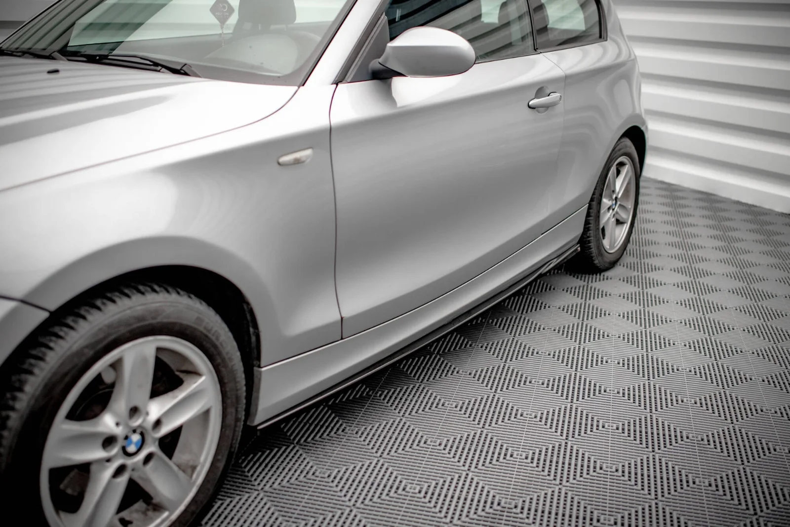 Maxton Design Seitenschweller-Ansätze V.2 für BMW 1er E81 FL – Schwarz glänzend