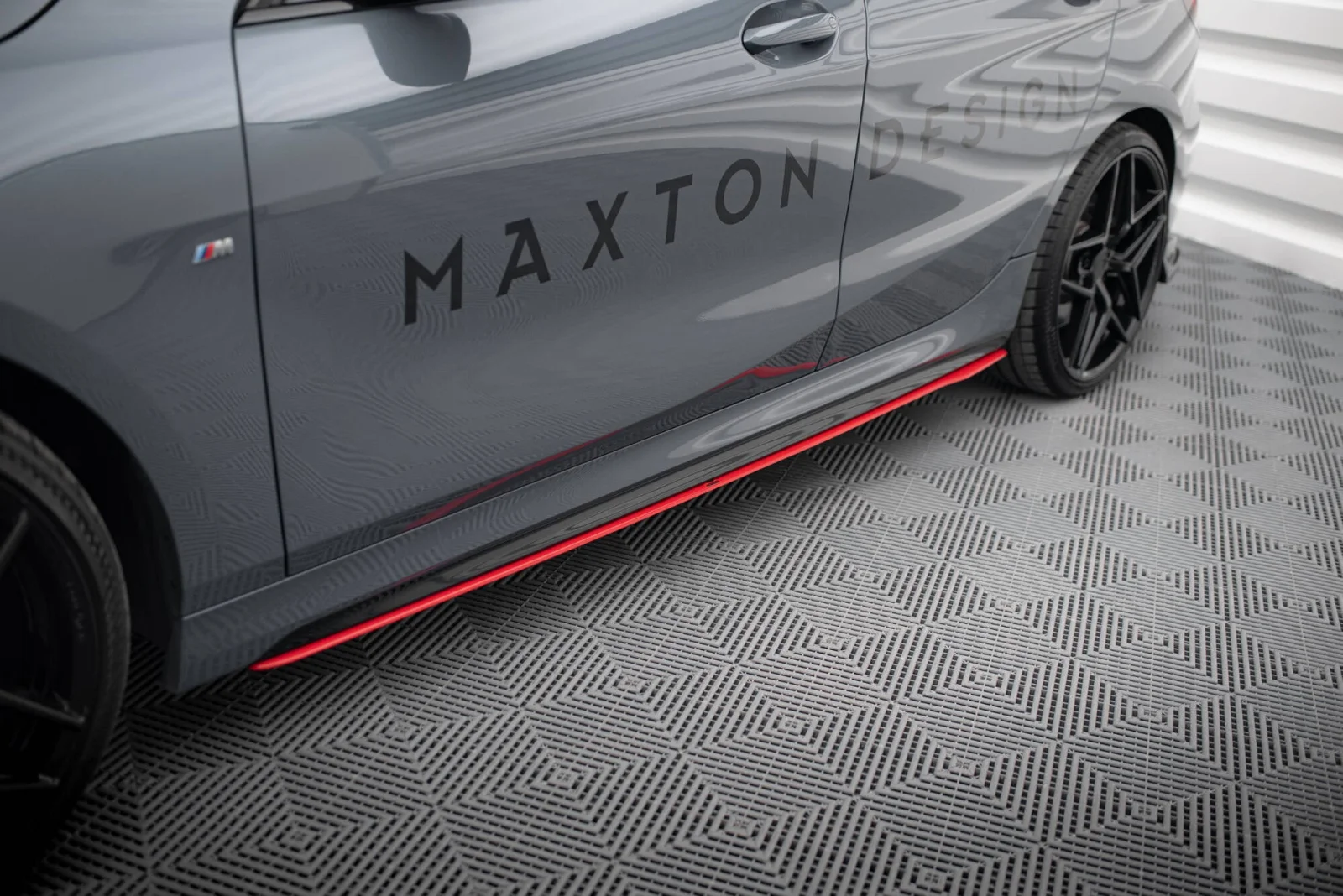 Maxton Seitenschweller-Ansätze V.2 BMW 1er M-Paket M135i – Schwarz glänzend