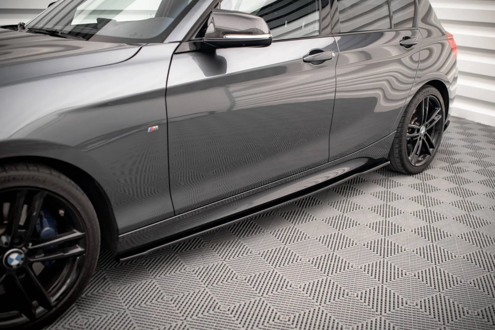 Maxton Seitenschweller-Ansätze V.2 BMW 1er M135i M140i – Schwarz glänzend