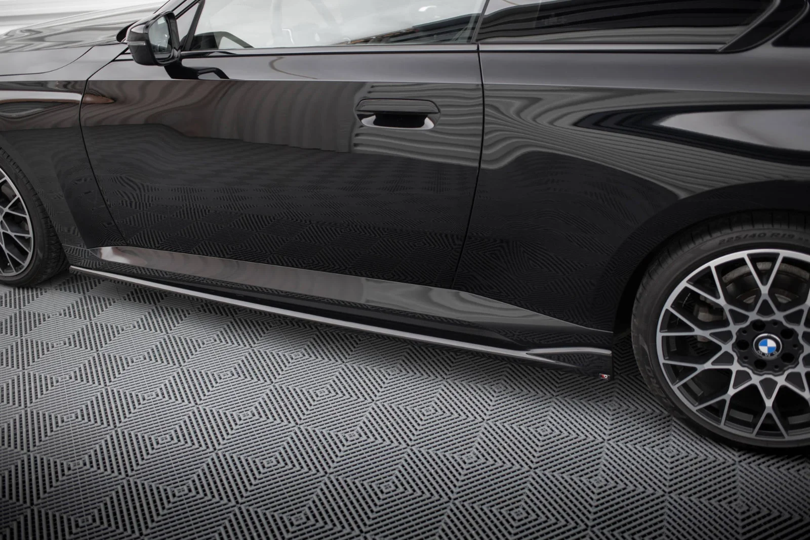 Maxton Design Seitenschweller-Ansätze V.2 für BMW 2er G42 – Schwarz glänzend