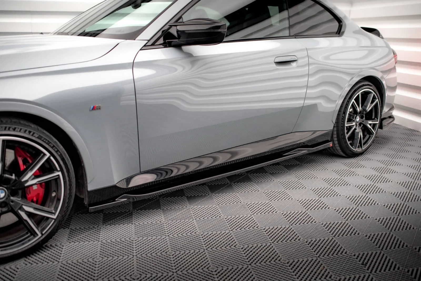 Maxton Seitenschweller-Ansätze V.2 BMW 2er M-Paket M240i G42 – Schwarz glänzend – BM-2-42-MPACK-SD2G