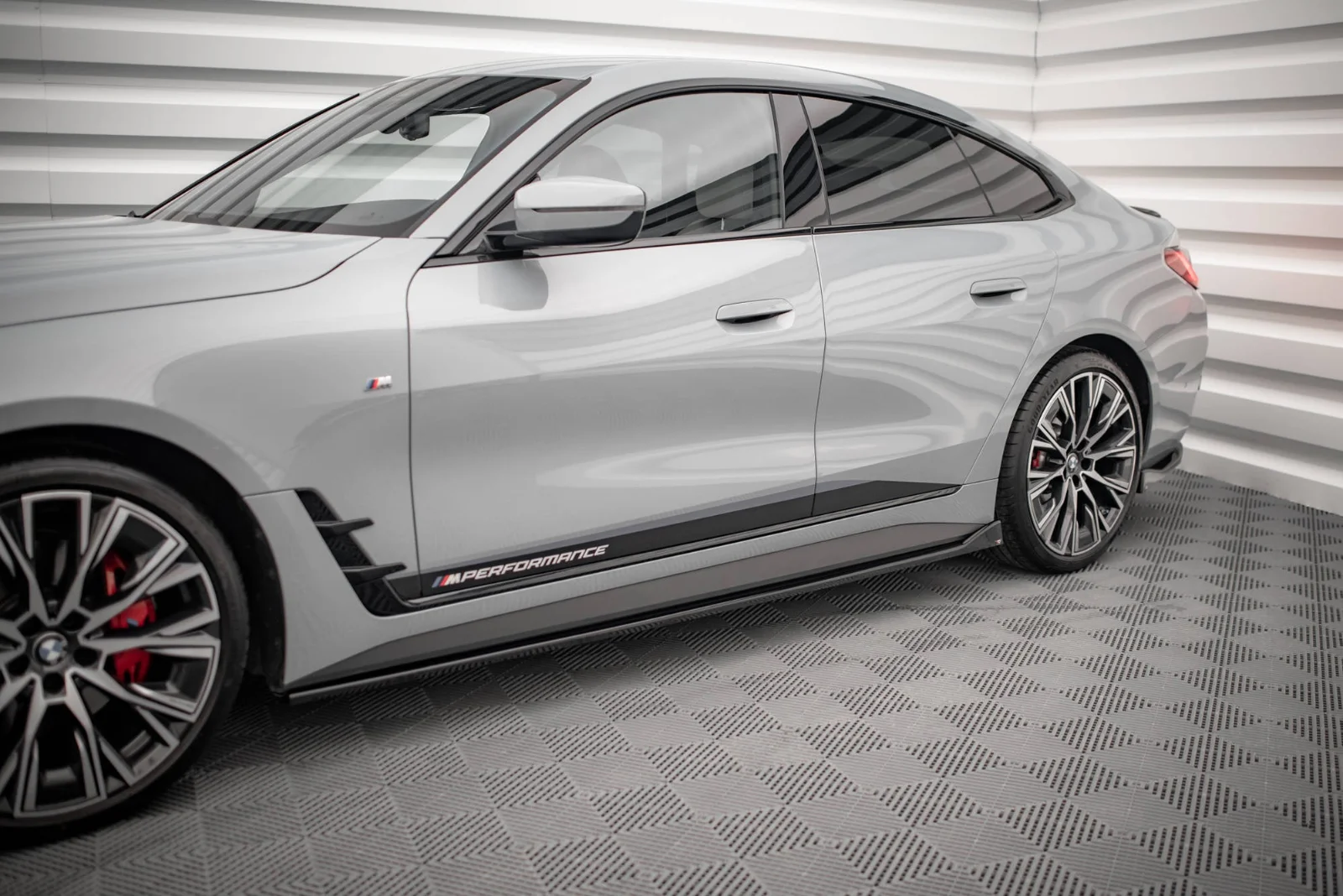 Maxton Seitenschweller-Ansätze V.2 BMW 4er M-Paket M440i G26 – Schwarz glänzend