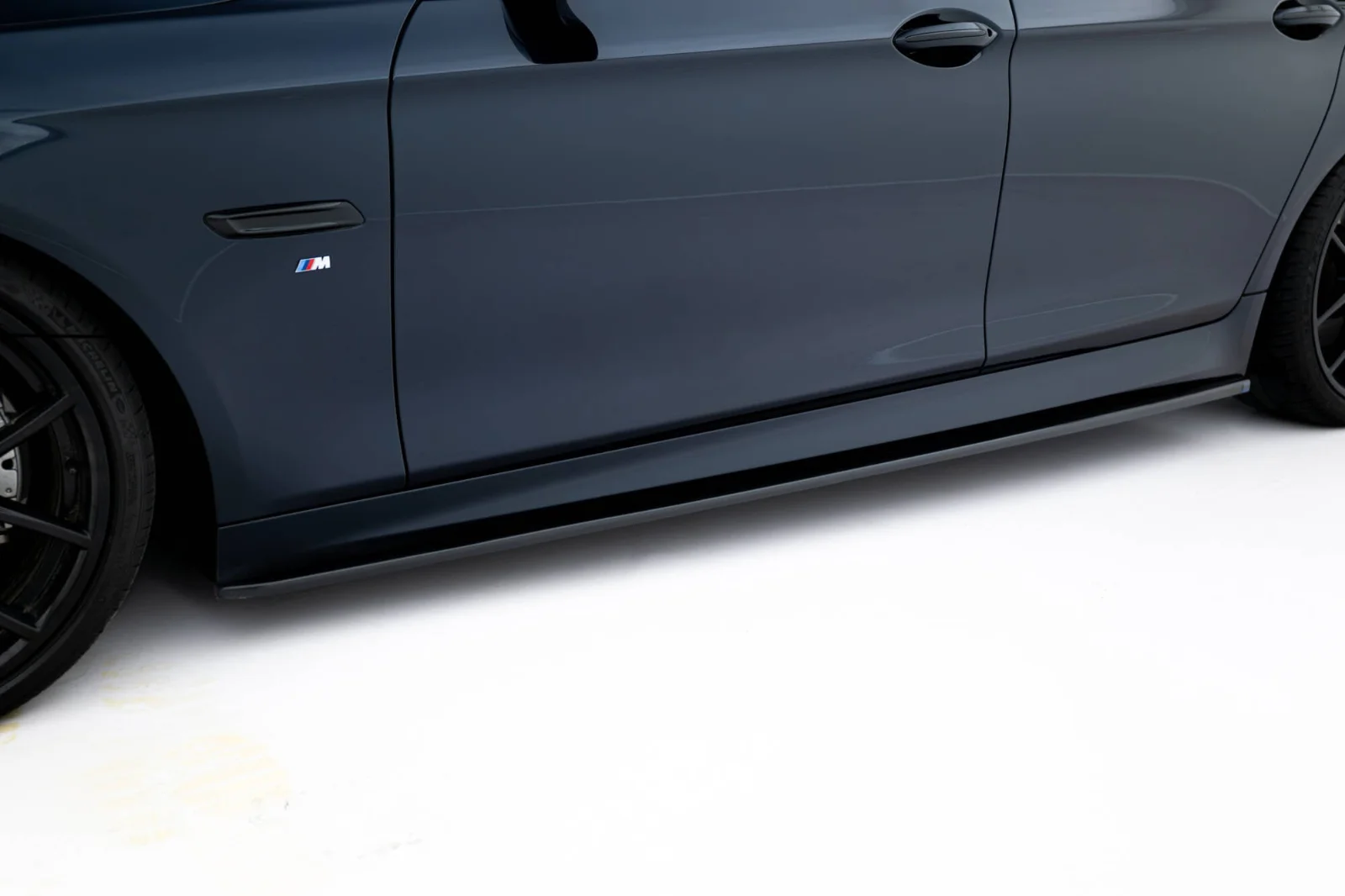 Maxton Seitenschweller-Ansätze V.2 BMW 5er F10 F11 M-Paket – Schwarz glänzend