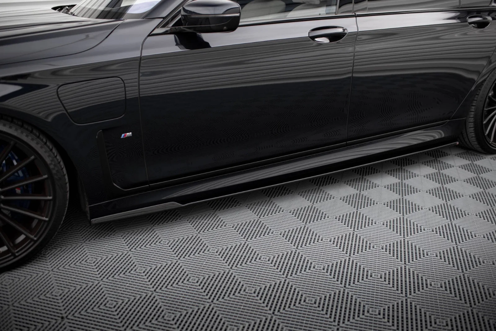 Maxton Seitenschweller-Ansätze V.2 BMW 7er Long M-Paket G12 – Schwarz glänzend