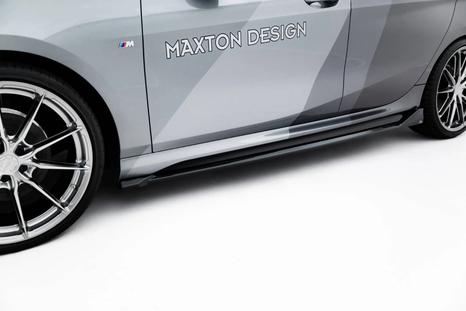 Maxton Seitenschweller-Ansätze V.2 BMW M135i F70 1er M-Paket – Schwarz glänzend/matt
