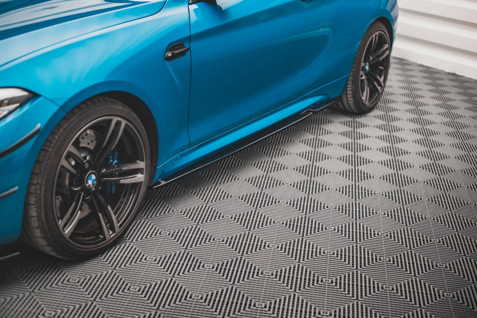 Maxton Design Seitenschweller-Ansätze V.2 für BMW M2 F87 – Schwarz glänzend