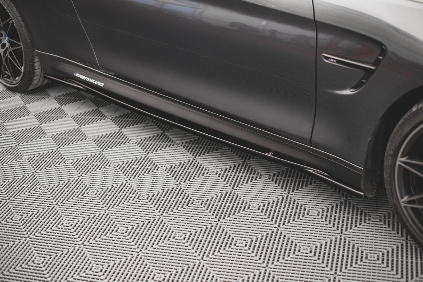 Maxton Design Seitenschweller-Ansätze V.2 für BMW M4 F82 – Schwarz glänzend