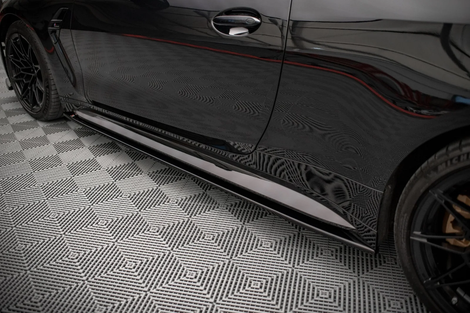 Maxton Design Seitenschweller-Ansätze V.2 für BMW M4 G82 FL – Schwarz glänzend