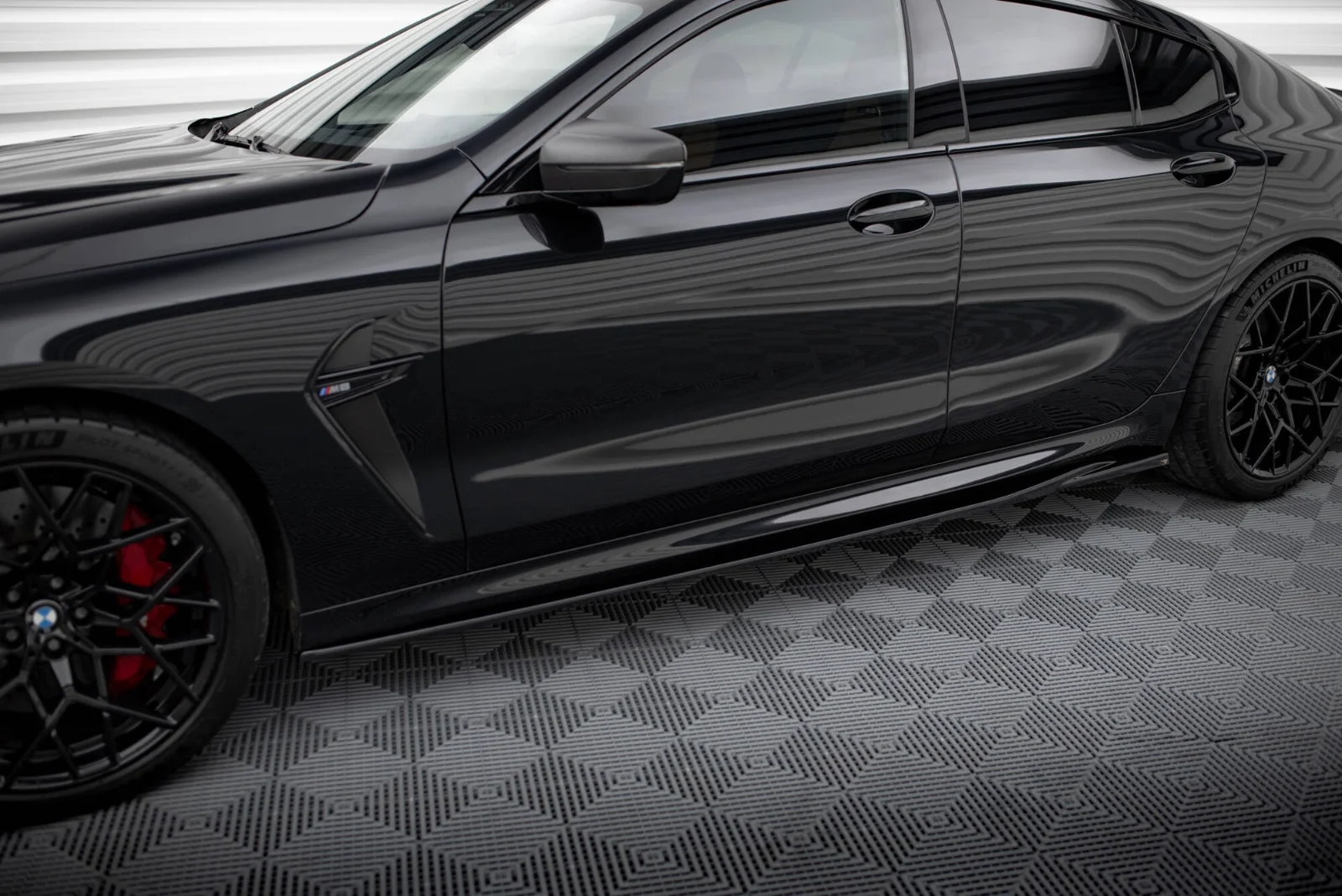 Maxton Seitenschweller-Ansätze V.2 BMW M8 F93 8 M-Paket G16 – Schwarz glänzend