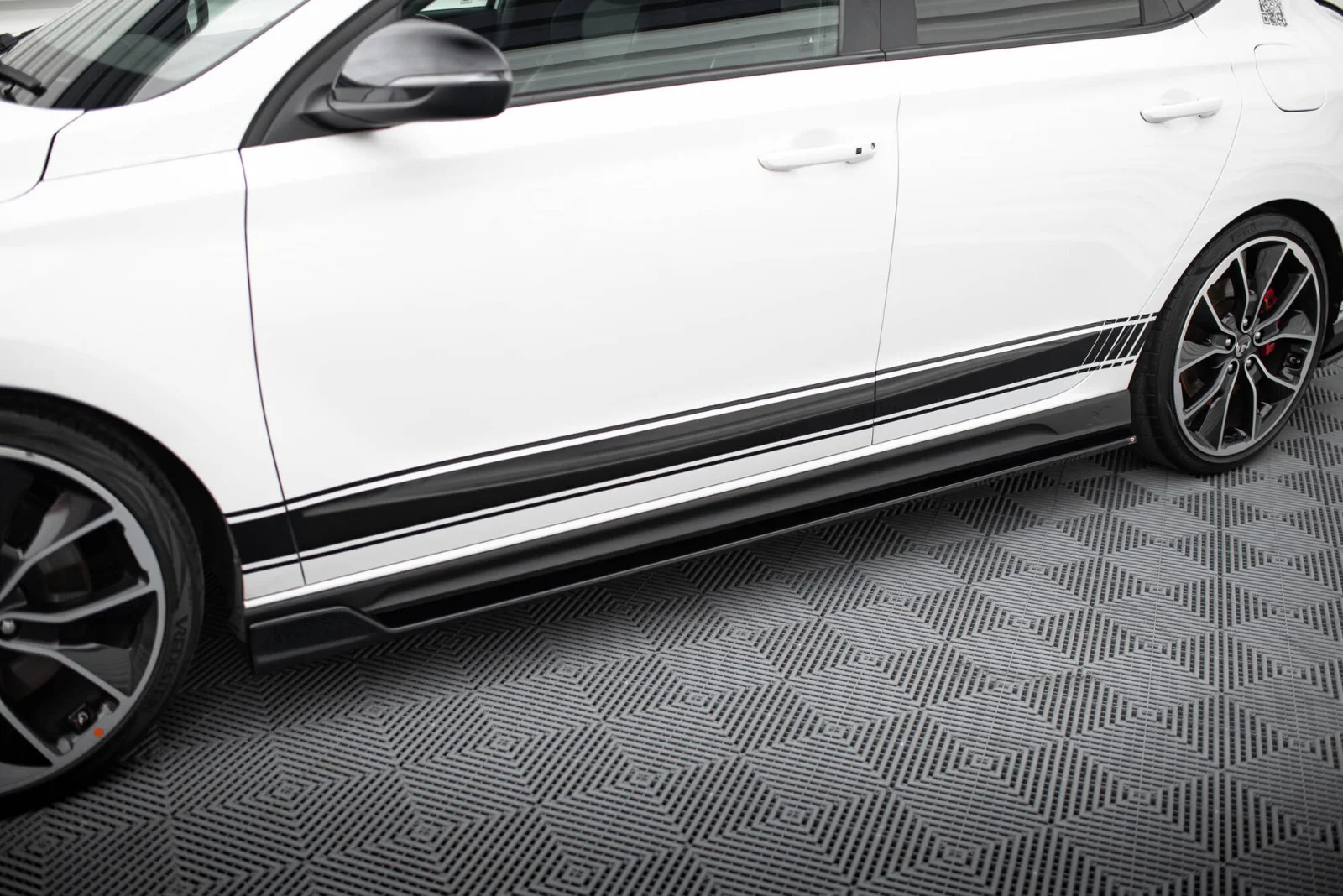 Maxton Seitenschweller-Ansätze V.2 Hyundai i30 N N-Line Mk3 – Schwarz glänzend – HY-I30-3-N-SD4G