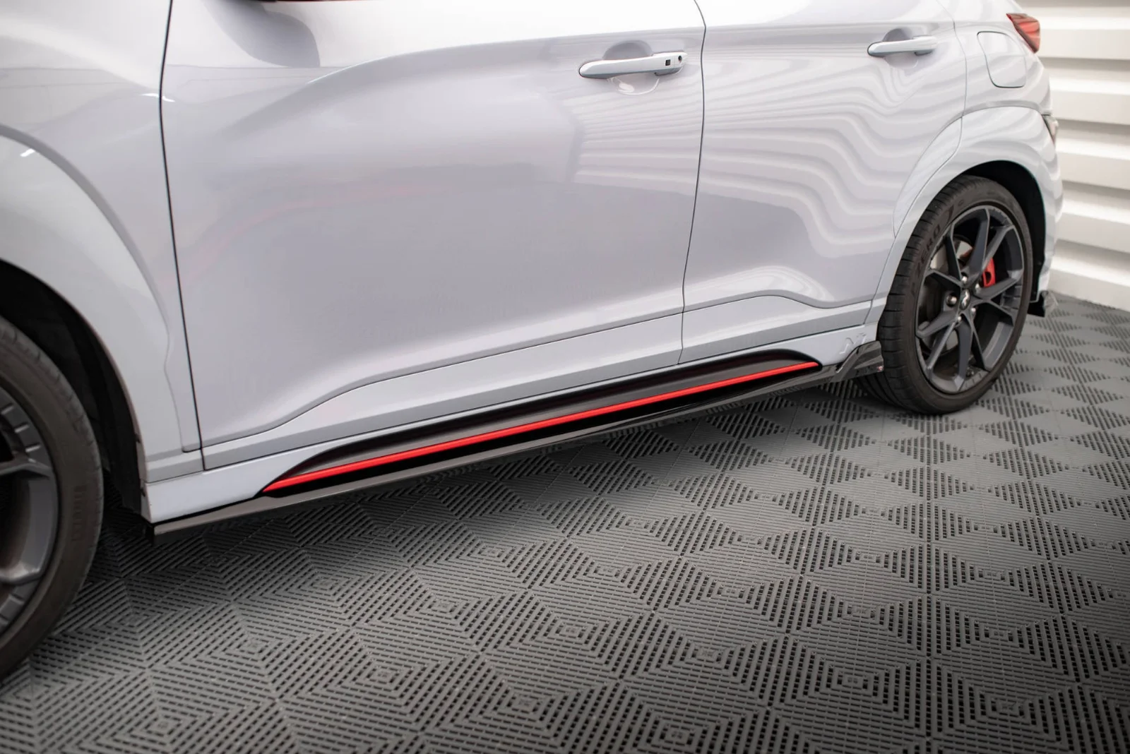 Maxton Seitenschweller-Ansätze V.2 für Hyundai Kona N Mk1 – Schwarz glänzend
