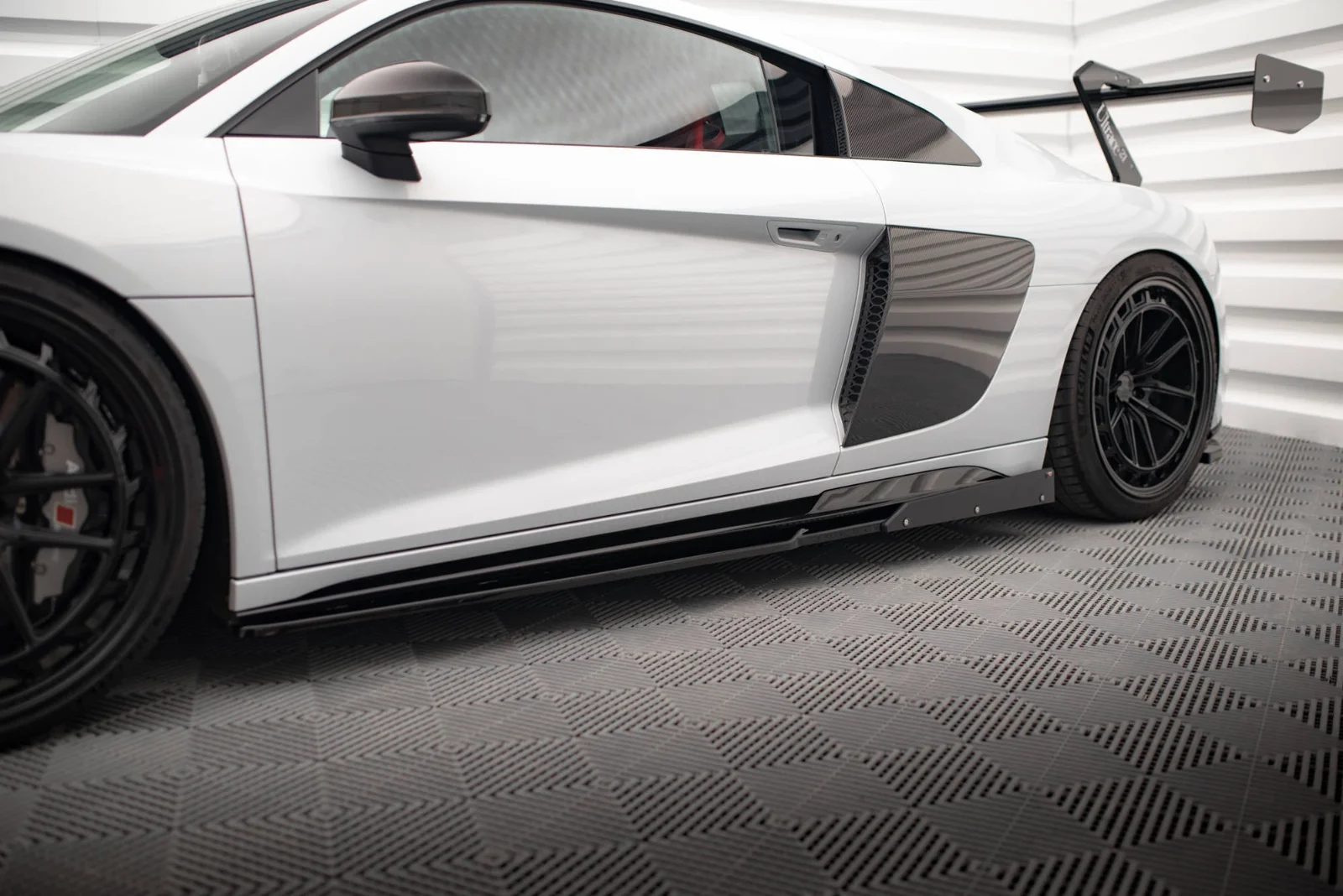 Maxton Design Seitenschweller-Ansätze V.2 für Audi R8 Mk2 FL – Schwarz glänzend – AU-R8-2F-SD3G+SF