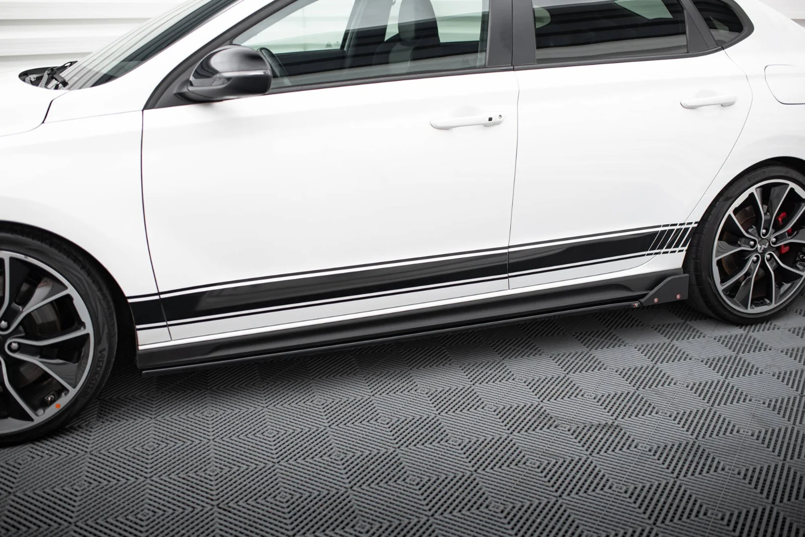 Maxton Seitenschweller-Ansätze V.2 Hyundai i30 N N-Line Mk3 – Schwarz glänzend – HY-I30-3-N-SD5G+SF