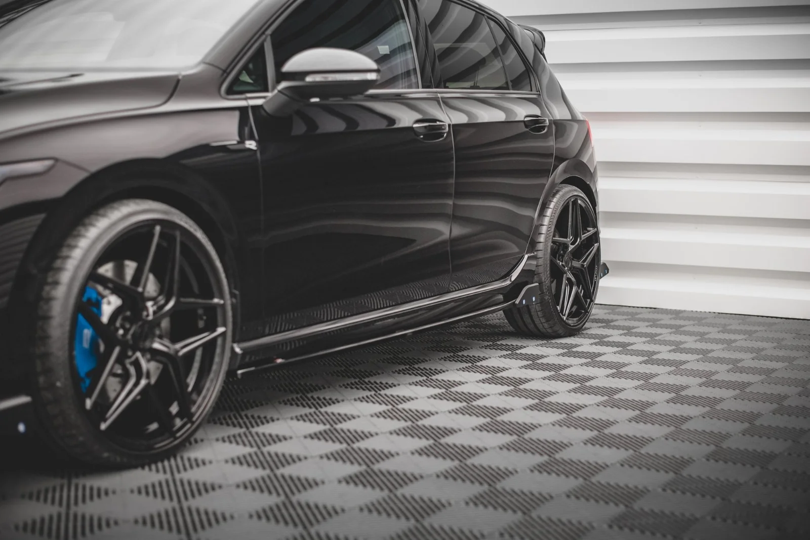 Maxton Design Seitenschweller-Ansätze V.2 für VW Golf 8 R FL – Schwarz glänzend – VW-GO-8-R-SD2G+SF