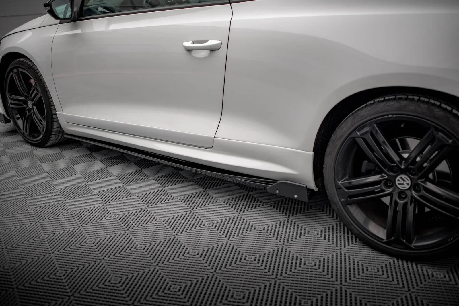 Maxton Seitenschweller-Ansätze V.2 für VW Scirocco R Mk3 – Schwarz glänzend – VW-SC-3-R-SD2G+SF1B