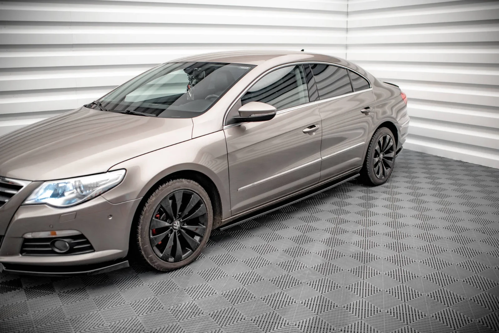 Maxton Design Seitenschweller-Ansätze V.2 für VW Passat CC – Schwarz glänzend