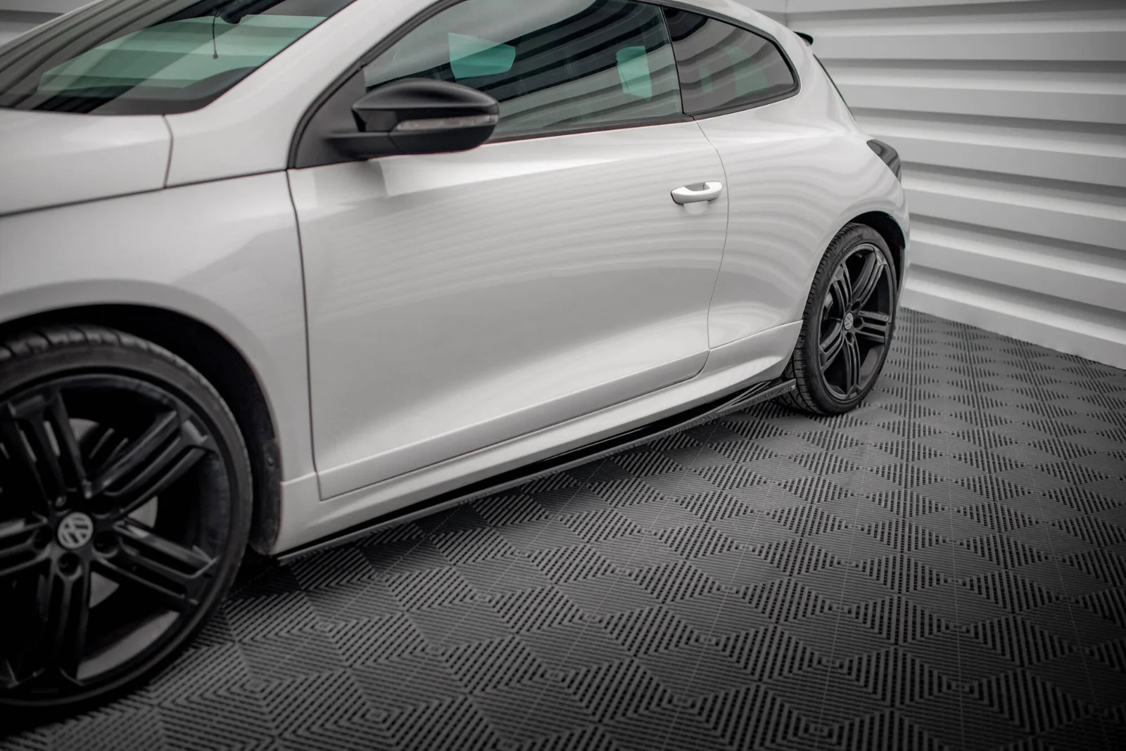 Maxton Seitenschweller-Ansätze V.2 für VW Scirocco R Mk3 – Schwarz glänzend – VW-SC-3-R-SD2G